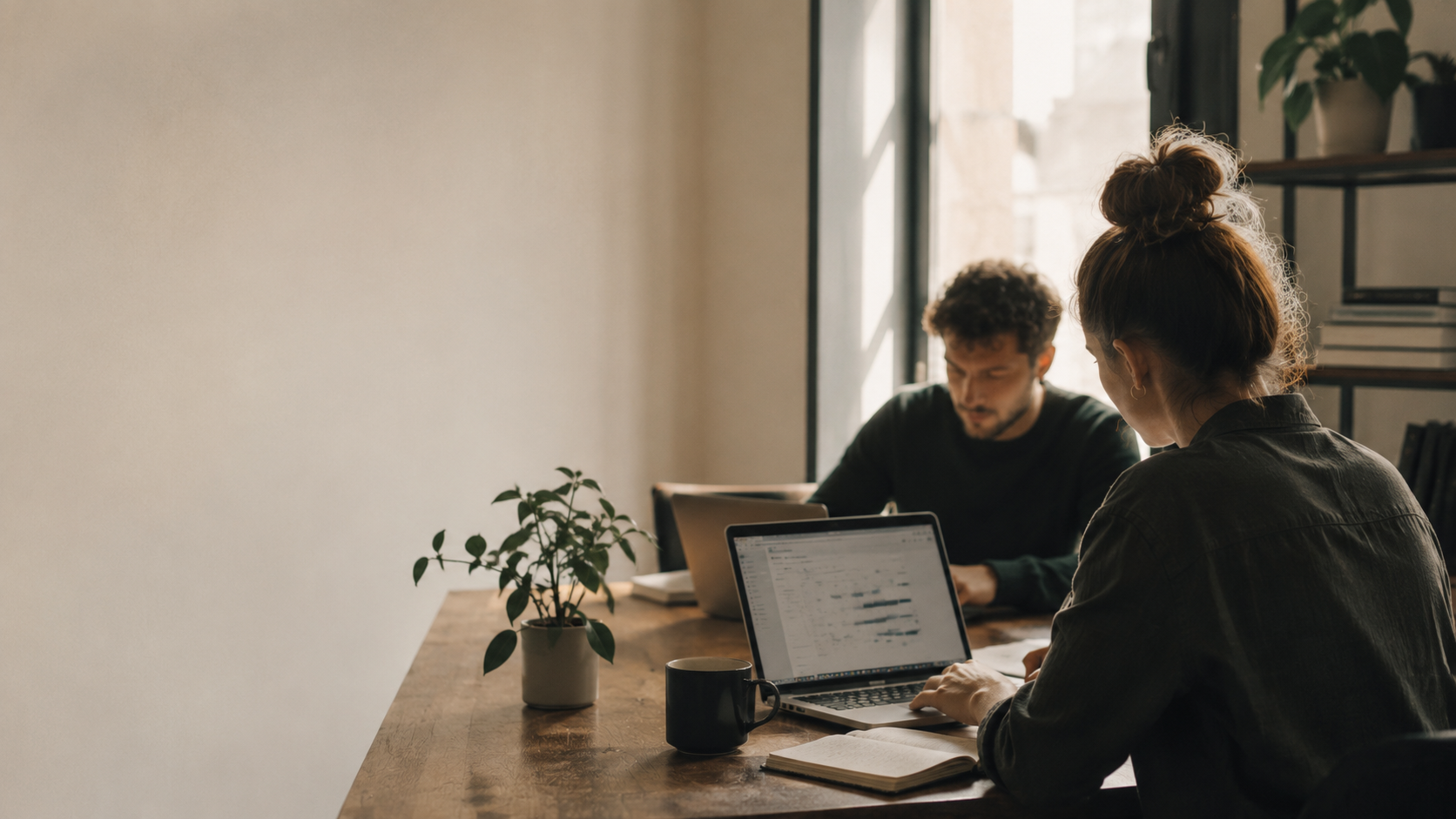 Entrepreneur au travail dans une entreprise de services québécoise sur rendez-vous