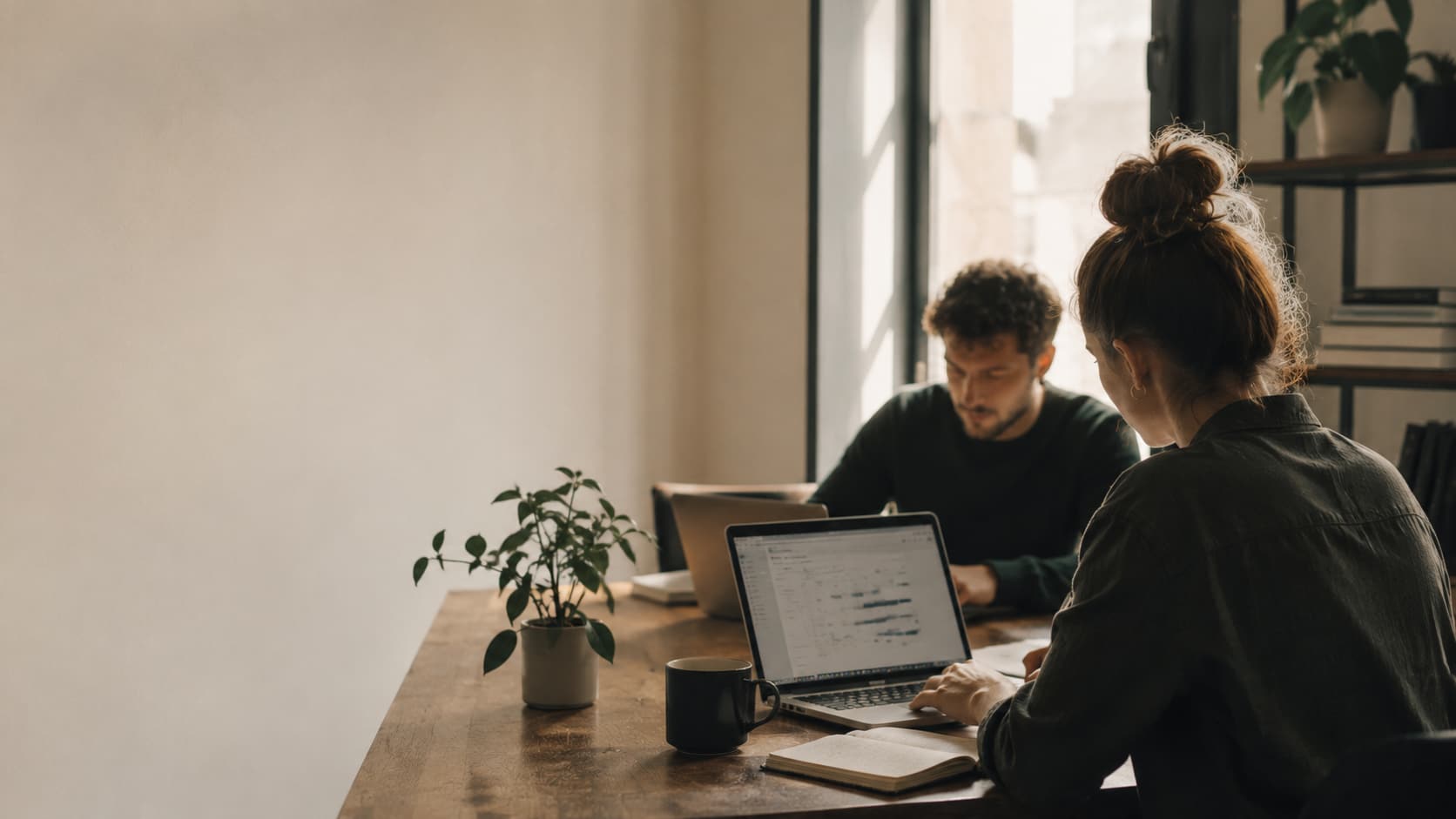 Entrepreneur au travail dans une entreprise de services québécoise sur rendez-vous